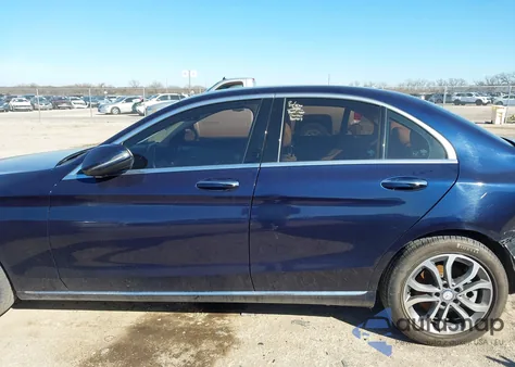 2016 Mercedes-Benz C 300 4Matic z USA, uszkodzony, nr VIN 55SWF4KB4GU154333